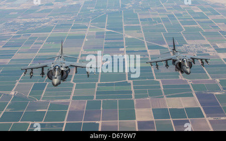James Vallario, pilota di AV-8B Harrier con Marine Aircraft Group 13, destra, E il maggiore John Grunke, un pilota di Harrier AV-8B con armi per l'aviazione marina e Squadron tattico 1, partito, si allenano nel loro aereo durante il corso di primavera armi e istruttori tattici ospitato da MAWTS-1 presso la stazione aerea del corpo dei Marine Yuma, Ariz., marzo 30. WTI è ospitato due volte l'anno, una in primavera e una in autunno. Foto Stock