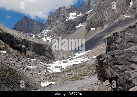 Alta passano sopra Fuente De in Picos de Europa, Spagna settentrionale Foto Stock