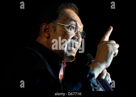 Kuala Lumpur, Malesia - 14 Aprile 2013 - Malaysian leader dell opposizione Anwar Ibrahim gesti come egli parla nel corso di una campagna elettorale rally in anticipo del XIII prossime elezioni generali in Kuala Lumpur. Malaysia il 10 aprile ha annunciato le elezioni generali di Maggio 5, impostando una lunga attesa data per sondaggi con punta a essere la più vicina mai come la lunga-pregiudiziale governo cerca di tenere a bada un pendolamento opposizione. Immagine di credito: credito: Najjua Zulkefli/ZUMAPRESS.com/Alamy Live News Foto Stock