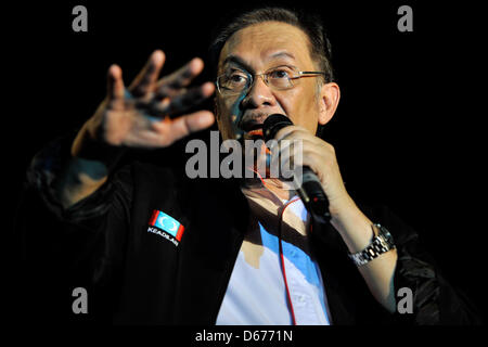 Kuala Lumpur, Malesia - 14 Aprile 2013 - Malaysian leader dell opposizione Anwar Ibrahim gesti come egli parla nel corso di una campagna elettorale rally in anticipo del XIII prossime elezioni generali in Kuala Lumpur. Malaysia il 10 aprile ha annunciato le elezioni generali di Maggio 5, impostando una lunga attesa data per sondaggi con punta a essere la più vicina mai come la lunga-pregiudiziale governo cerca di tenere a bada un pendolamento opposizione. Immagine di credito: credito: Najjua Zulkefli/ZUMAPRESS.com/Alamy Live News Foto Stock