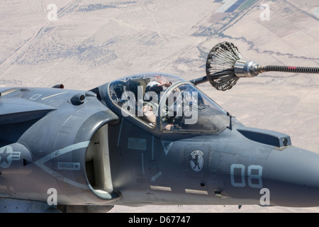 James Vallario, pilota di AV-8B Harrier con Marine Aircraft Group 13, si allena nel suo aereo durante il corso di addestramento per armi e tattiche di primavera ospitato da MAWTS-1 presso la stazione aerea del corpo dei Marine di Yuma, Ariz., marzo 30. WTI è un'evoluzione formativa progettata per promuovere le migliori competenze possibili negli aviatori del corpo marino di oggi. Foto Stock