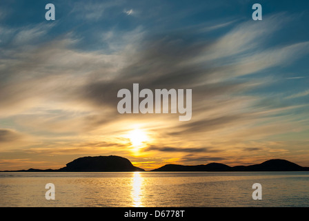 Tramonto al paesaggio costiero, lauvsnes, flatanger kommune, nord-il trondelag fylke, Norvegia Foto Stock