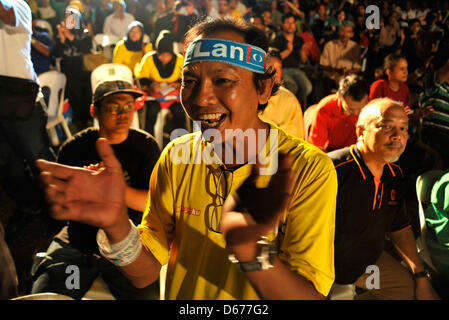 Aprile 14, 2013 - Kuala Lumpur, Malesia - un sostenitore del Malaysian partito di opposizione, particol Keadilan Rakyat (Persone Justice Party) cheers come egli ascolta un discorso da Anwar Ibrahim (non mostrato) durante una campagna elettorale rally in anticipo del XIII prossime elezioni generali in Kuala Lumpur. Malaysia il 10 aprile ha annunciato le elezioni generali di Maggio 5, impostando una lunga attesa data per sondaggi con punta a essere la più vicina mai come la lunga-pregiudiziale governo cerca di tenere a bada un pendolamento opposizione. (Credito Immagine: © Najjua Zulkefli/ZUMAPRESS.com) Foto Stock