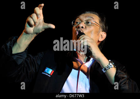 Aprile 14, 2013 - Kuala Lumpur, Malesia - Malaysian leader dell opposizione Anwar Ibrahim gesti come egli parla nel corso di una campagna elettorale rally in anticipo del XIII prossime elezioni generali in Kuala Lumpur. Malaysia il 10 aprile ha annunciato le elezioni generali di Maggio 5, impostando una lunga attesa data per sondaggi con punta a essere la più vicina mai come la lunga-pregiudiziale governo cerca di tenere a bada un pendolamento opposizione. (Credito Immagine: © Najjua Zulkefli/ZUMAPRESS.com) Foto Stock