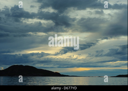 Tramonto al paesaggio costiero, lauvsnes, flatanger kommune, nord-il trondelag fylke, Norvegia Foto Stock