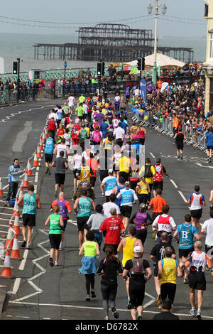 Brighton, Regno Unito. Il 14 aprile, 2013. Il Brighton Marathon 2013. Nella foto è azione dell'evento lungo il corso in Brighton e Hove, East Sussex, Regno Unito. Foto Stock