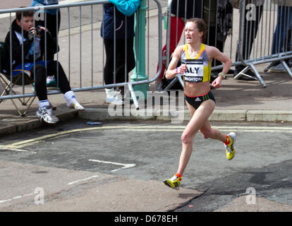 Brighton, Regno Unito. Il 14 aprile, 2013. Alyson Dixon, la prima donna britannica home, nella maratona di Brighton. Dixon è arrivato secondo in 2h 31min 10sec, ma appena perso il tempo di qualificazione per i Campionati del mondo. Lei è stato battuto da donna vincitore di gara keniota Eunice Kalés, che ha rotto il record del percorso per il suo debutto alla maratona in un tempo di 2 h 28 min 46 sec (record precedente è stato 2hr 29 min 57 sec). Foto Stock