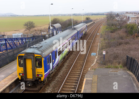 Nord del convoglio ferroviario sulla a Darlington Saltburn derivazione di linea in partenza stazione Marske verso Darlington Foto Stock