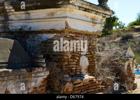 Uno sbriciolamento cripta di un cimitero di Todos Santos, Messico Foto Stock