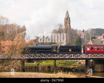 Classe NYMR B1 locomotiva a vapore capi Yorkshire Coast Express da Whitby passando attraverso a Ruswarp Aprile 2013 Foto Stock