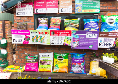 Un garden center display che mostra i diversi tipi di compost disponibili per scopi diversi Foto Stock