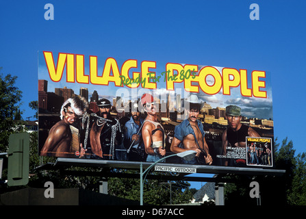 La gente del villaggio billboard sulla Sunset Strip di Los Angeles, California circa 1979 Foto Stock