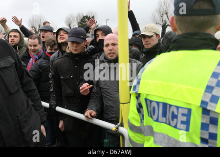 Crystal Palace FC football fans e Brighton e Hove Albion FC fans in confronto in strada prima di una partita a carte AMEX. Foto Stock