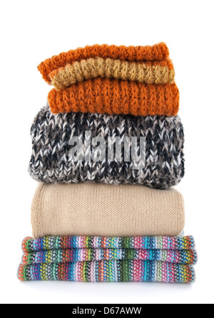 Pila di abiti caldi di lana su sfondo bianco. Foto Stock