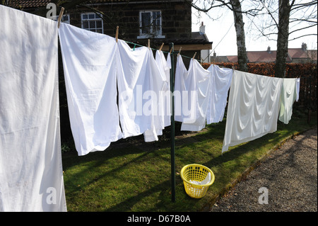 Una linea di lavaggio su una linea di lavaggio in un North Yorkshire giardino in aprile. Foto Stock
