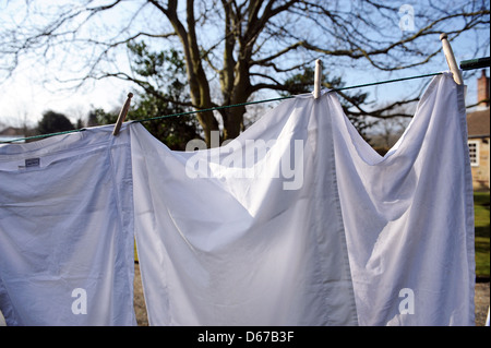 Una linea di lavaggio su una linea di lavaggio in un North Yorkshire giardino in aprile. Foto Stock