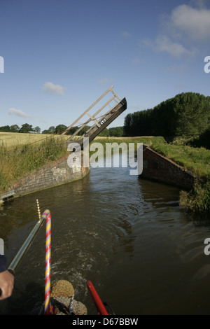 Oxford Canal ponte di sollevamento. Tra Banbury e Heyford inferiore (Oxfordshire) la vista a poppa da una barca stretta.. Foto Stock