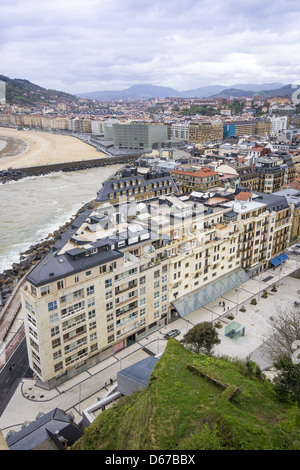 La vista dal Monte Urgull verso il fiume Urmea e Zurriola beach in San Sebastian, Paesi Baschi Foto Stock