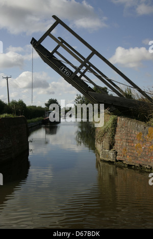 Oxford Canal ponte di sollevamento. Stevens Bridge. Tra Banbury e Heyford inferiore. Imbarcazioni strette ormeggiata presso la banca. Foto Stock