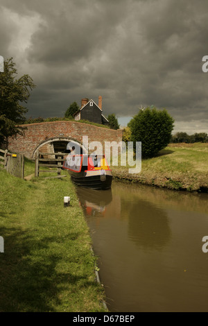 Somerton profondo ponte di bloccaggio, Oxford Canal. Tra Banbury e Heyford inferiore, Oxfordshire. Il Laird barca stretta. Foto Stock