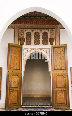 Palazzo Bahia, o di Marrakech Marrakech, Marocco. Altamente decorativo porta. Foto Stock