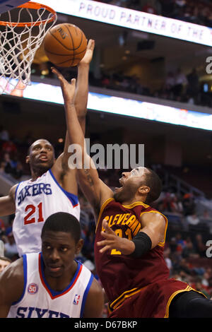 Aprile 14, 2013: Cleveland Cavaliers guardia di tiro Wayne Ellington (21) va per il tiro come Philadelphia 76ers piccolo avanti Taddeo giovani (21) cerca di difendere il cestello come point guard Jrue Holiday (11) esce di strada durante il gioco NBA tra Cleveland Cavaliers e la Philadelphia 76ers presso la Wells Fargo Center di Philadelphia, Pennsylvania. La Filadelfia 76ers battere Cleveland Cavaliers, 91-77. Foto Stock