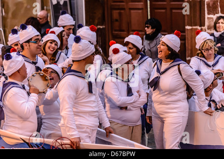 Santa Cruz, Carnaval de Los Indianos, street party e sfilate con abiti fantasiosi. Partito del Downs sindrome dei bambini. Foto Stock