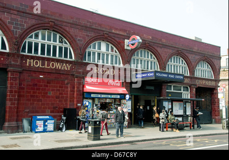 Holloway Road Station una stazione della metropolitana sulla linea di Piccadilly con persone e bus riparo al di fuori di Islington Foto Stock