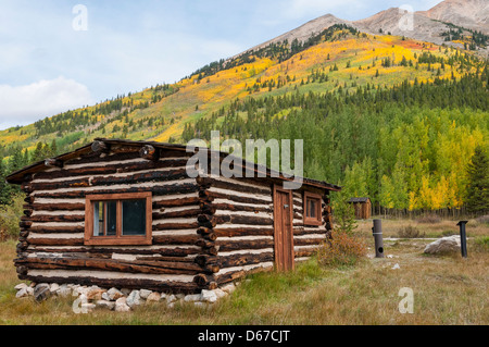 Sfera museo di cabina con fogliame autunnale Winfield città fantasma, Sawatch montagne, Colorado. Foto Stock