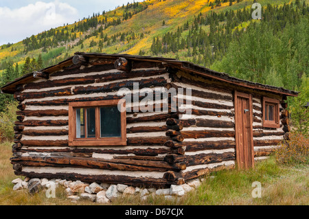 Sfera museo di cabina con fogliame autunnale Winfield città fantasma, Sawatch montagne, Colorado. Foto Stock