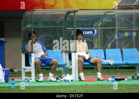 (L-R) Tadanari Lee, Shinji Kagawa (JPN), 10 agosto 2008 - Calcio : Shinji Kagawa del Giappone si siede sul banco durante le Olimpiadi di Pechino 2008 Giochi Olimpici Estivi uomini Preliminariy Gruppo B tra la Nigeria 2-1 Giappone a Tianjin Olympic Center Stadium, Tianjin, Cina. (Foto di YUTAKA/AFLO SPORT) Foto Stock