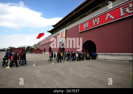 Pechino, Cina - 1 Aprile:i visitatori andando passare la famosa Porta di Tiananmen per andare alla Città Proibita di Pechino in aprile 1, 2013. Foto Stock