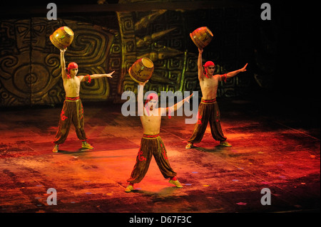 Pechino, Cina - 1 Aprile:Tre acrobat ballerini eseguono durante lo spettacolo acrobatico al teatro di Chaoyang, Pechino il 1 aprile 2013. Foto Stock