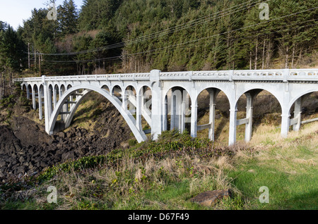 Storica Ben Jones ponte sul Oregon Coast Highway, Lincoln County, Oregon, Stati Uniti d'America. Il ponte è stato progettato da Conde B. McCullough e costruito nel 1927. Foto Stock