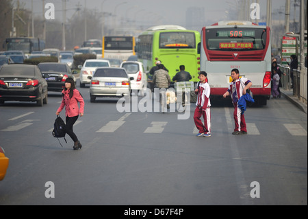 Pechino, Cina - 3 Aprile:congestionata strada in corrispondenza di Chaoyang District durante le ore di punta in cui la gente va a casa dal lavoro il 3 aprile 2013. Foto Stock