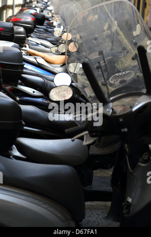 Moto e scooters parcheggiato a Firenze Italia Foto Stock