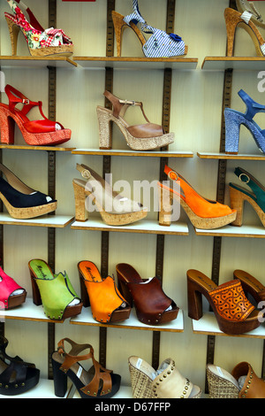 Scarpe donna sul display in un negozio a Firenze Italia Foto Stock