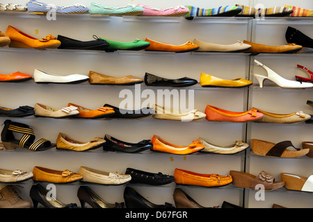 Scarpe sul display in un mercato a Firenze Italia Foto Stock