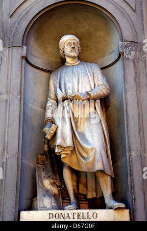 Statua di Donatello in piedi in Piazza degli Uffizi a Firenze Italia Foto Stock