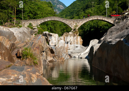 Fiume Verzasca con la storica doppia arcata in pietra a Ponte dei Salti, Lavertezzo in Valle Verzasca, Ticino, Svizzera Foto Stock