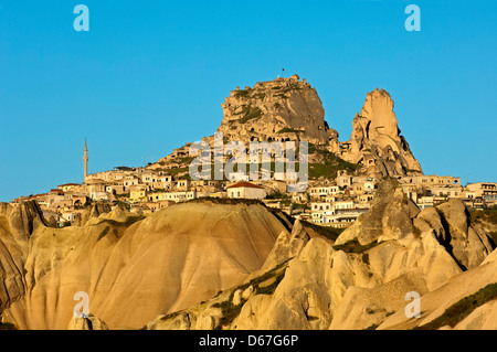 Castle Rock e la città di Uchisar al sole del mattino, Cappadocia, Anatolia centrale, Turchia Foto Stock