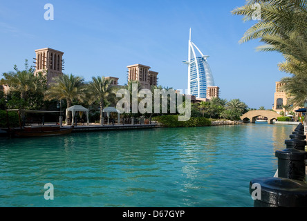 Dubai, il canale del Madinat Jumeirah resort, sullo sfondo il Burj Al Arab tower Foto Stock