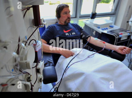 Il sangue dei donatori di plasma si trova in una donazione del sangue agevolazione della Croce Rossa tedesca (DRK) Istituto in Dessau-Rosslau, Germania, 25 maggio 2012. 220.000 donazioni di sangue vengono elaborati annualmente a Dessau. Inoltre, l'istituto è la ricerca per migliorare la qualità e la sicurezza delle donazioni di sangue. Foto: Hendrik Schmidt Foto Stock