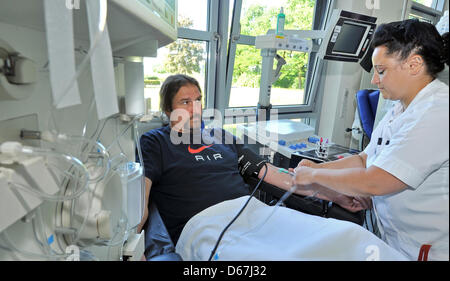 L'infermiera Anja della DRK donatore di sangue service si prepara un plasma di sangue donazione alla Croce Rossa tedesca (DRK) Istituto in Dessau-Rosslau, Germania, 25 maggio 2012. 220.000 donazioni di sangue vengono elaborati annualmente a Dessau. Inoltre, l'istituto è la ricerca per migliorare la qualità e la sicurezza delle donazioni di sangue. Foto: Hendrik Schmidt Foto Stock