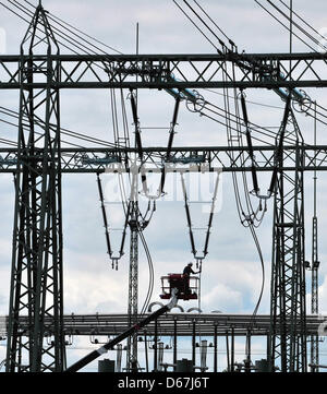 Vista della stazione di trasformatore in Vieselbach vicino a Erfurt, Germania, 12 giugno 2012. La stazione del trasformatore di Eon Energia del Land Turingia è andato in linea nel 2008 e opera nell'intervallo di alta tensione di 110 kV fino a 380 kV. Foto: Martin Schutt Foto Stock