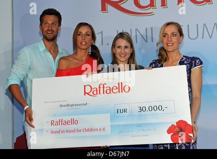 Wayne Carpendale (l-r), il suo partner e moderatore Annemarie Warnkross, Lavinia Erbrich di Ferrero Germania e US attrice Gillian Anderson frequentare il 'Raffaello giorno di estate 2012" presso il ristorante del Museo Nazionale Bavarese a Monaco di Baviera, Germania, 21 giugno 2012. I fondi raccolti nella carità evento sarà donato alla "Mano nella mano per bambini e.V.". Foto: Ursula Dueren Foto Stock