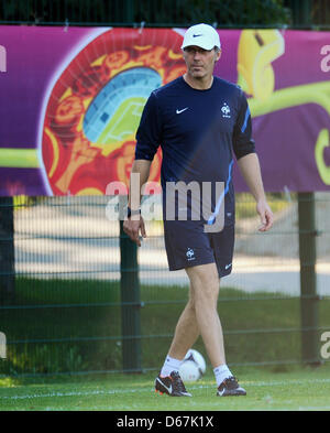 Francia allenatore Laurent Blanc partecipa a una sessione di allenamento della nazionale francese di calcio a Kirsha Stadium di Donetsk, Ucraina, 22 giugno 2012. Foto: Thomas Eisenhuth dpa (si prega di fare riferimento ai capitoli 7 e 8 del http://dpaq.de/Ziovh per UEFA EURO 2012 Termini & Condizioni) +++(c) dpa - Bildfunk+++ Foto Stock