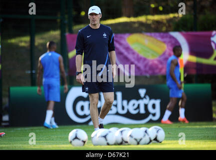 Francia allenatore Laurent Blanc partecipa a una sessione di allenamento della nazionale francese di calcio a Kirsha Stadium di Donetsk, Ucraina, 22 giugno 2012. Foto: Thomas Eisenhuth dpa (si prega di fare riferimento ai capitoli 7 e 8 del http://dpaq.de/Ziovh per UEFA EURO 2012 Termini & Condizioni) +++(c) dpa - Bildfunk+++ Foto Stock