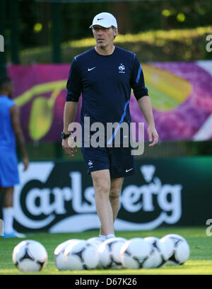 Francia allenatore Laurent Blanc partecipa a una sessione di allenamento della nazionale francese di calcio a Kirsha Stadium di Donetsk, Ucraina, 22 giugno 2012. Foto: Thomas Eisenhuth dpa (si prega di fare riferimento ai capitoli 7 e 8 del http://dpaq.de/Ziovh per UEFA EURO 2012 Termini e Condizioni) Foto Stock