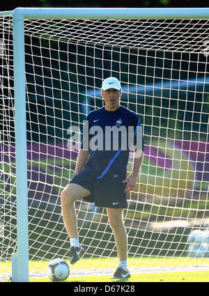 Francia allenatore Laurent Blanc partecipa a una sessione di allenamento della nazionale francese di calcio a Kirsha Stadium di Donetsk, Ucraina, 22 giugno 2012. Foto: Thomas Eisenhuth dpa (si prega di fare riferimento ai capitoli 7 e 8 del http://dpaq.de/Ziovh per UEFA EURO 2012 Termini & Condizioni) +++(c) dpa - Bildfunk+++ Foto Stock